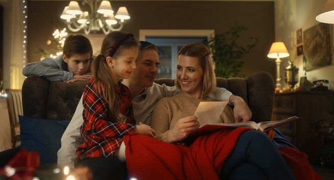 Spoty "Zostań w domu na Święta" Kancelarii Premiera przygotowuje Aplan Media