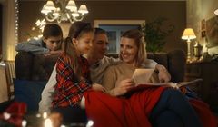 Spoty "Zostań w domu na Święta" Kancelarii Premiera przygotowuje Aplan Media