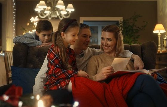 Spoty "Zostań w domu na Święta" Kancelarii Premiera przygotowuje Aplan Media