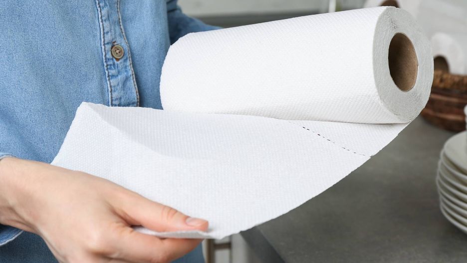 Przetnij ręcznik papierowy na pół. Ten trik to hit