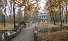 Wracają stamtąd z obrączką na palcu. Park Zamkowy przyciąga turystów