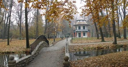 Wracają stamtąd z obrączką na palcu. Park Zamkowy przyciąga turystów