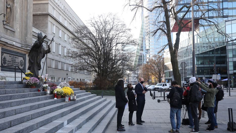 Działacze Lewicy Michał Piękoś oraz Anna Tarczyńska podczas konferencji prasowej w Warszawie, poświęconej zawiązaniu Komitetu Zadośćuczynienia za Zbrodnie Kościoła Katolickiego.