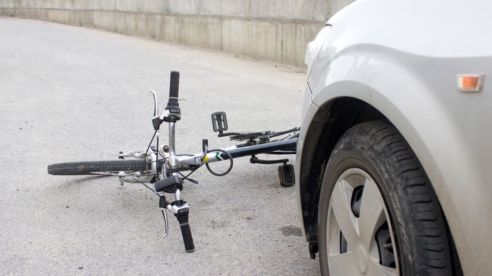 Zdjęcie roweru i samochodu na drodze