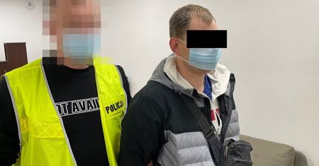 Policjanci ustalili, że 32-latek może mieć narkotyki. Weszli do jego mieszkania