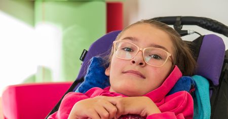 12-latka z SMA wciąż jeździ w spacerówce. "Nie widziałam tak zdeformowanej dziewczynki"