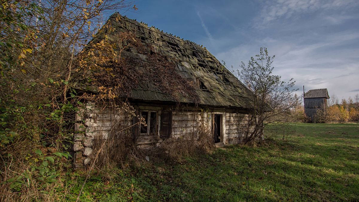 Zapomniany skarb Mazowsza: opuszczony skansen w Petrykozach 1