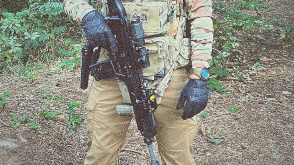 Ukraiński żołnierz z nowym karabinkiem HK433.