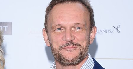 "13 posterunek". Cezary Pazura w sukience. Aktor pokazał stare zdjęcie
