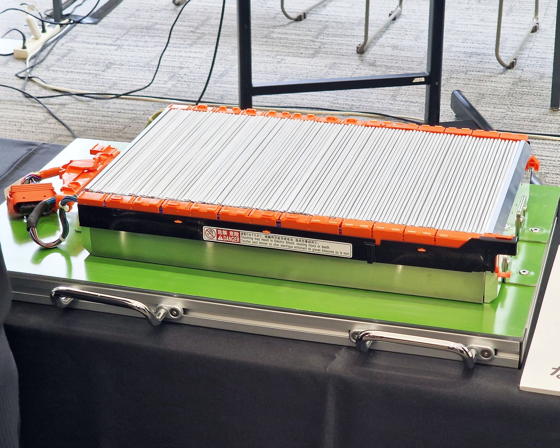 Akumulator z elektrolitem stałym 