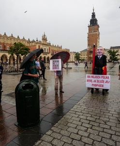 Wybory 2020. Przyszedł na wiec Andrzeja Dudy z rzeźbą przypominającą prezydenta. Interweniowała policja