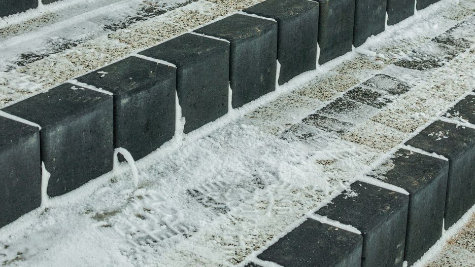 Czym posypać kostkę brukową zimą?