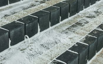 Posyp tym kostkę brukową. Działa lepiej niż sól