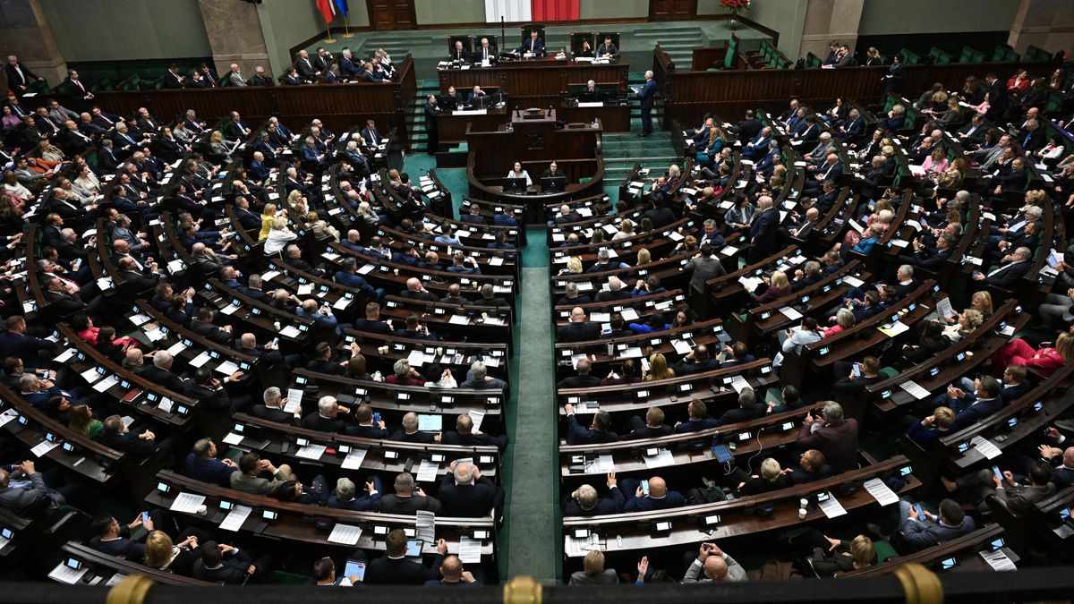 Dostępność alkoholu na terenie Kancelarii Sejmu budzi emocje prz