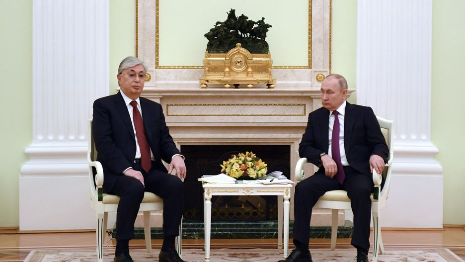 Russian President Vladimir Putin (R) and Kazakhstan's President Kassym-Jomart Tokayev (L) attend a meeting at the Kremlin in Moscow, Russia, 28 November 2022. President of Kazakhstan is on an official visit to Russia. EPA/MIKHAIL KLIMENTYEV / KREMLIN POOL / SPUTNIK MANDATORY CREDIT Dostawca: PAP/EPA.