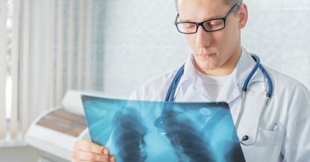 Mikroskopowe zapalenie naczyń – przyczyny, objawy i leczenie