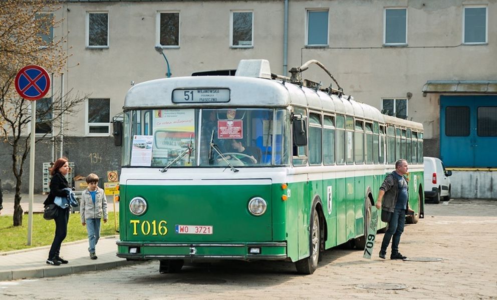 70 lat temu wyjechały na ulice pierwsze trolejbusy. Służyły warszawiakom blisko 50 lat