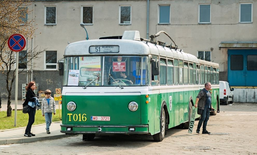 70 lat temu wyjechały na ulice pierwsze trolejbusy. Służyły warszawiakom blisko 50 lat