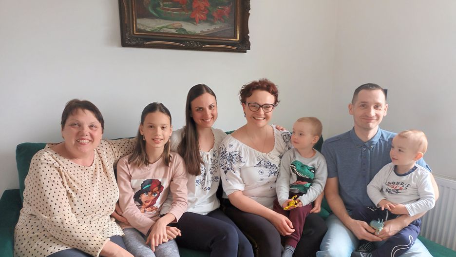 Weronika Wiśniewska ze swoja prawdziwą i ukraińską rodziną