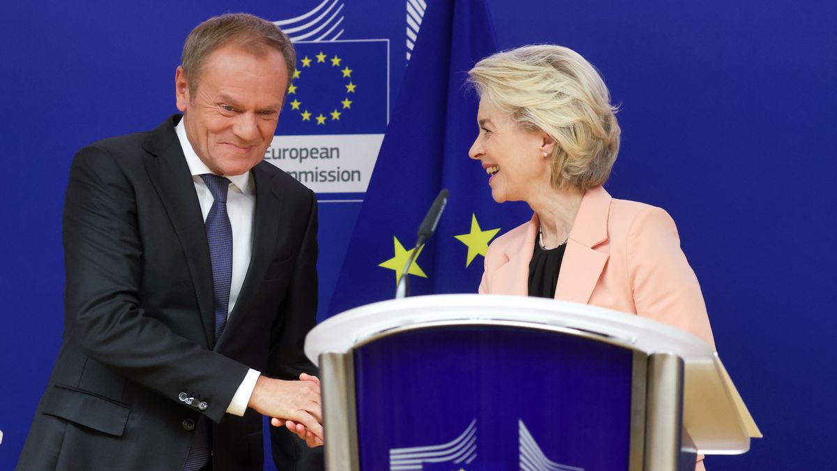 Polish leader of main opposition party Civic Platform (PO) Donald Tusk (L) is welcomed by European Commission President Ursula von der Leyen prior to a meeting in Brussels, Belgium, 25 October 2023. The leaders of the opposition alliance, who clinched a majority in Poland's recent elections, have stated their preparedness to assume power with Donald Tusk as the prime minister. This announcement coincides with the country's president commencing consultations on the formation of a new government. EPA/OLIVIER HOSLET Dostawca: PAP/EPA.