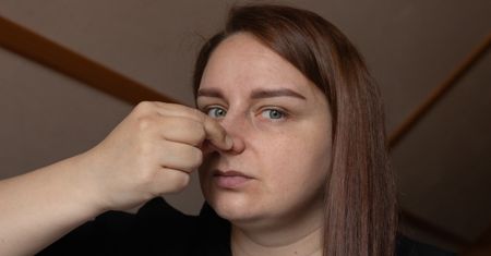 Specyficzny zapach. Może ostrzegać o raku płuc, wątroby, nerek