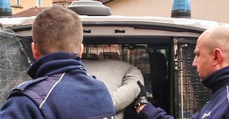 Atak na komendzie. Gruzin rzucił się na policjanta