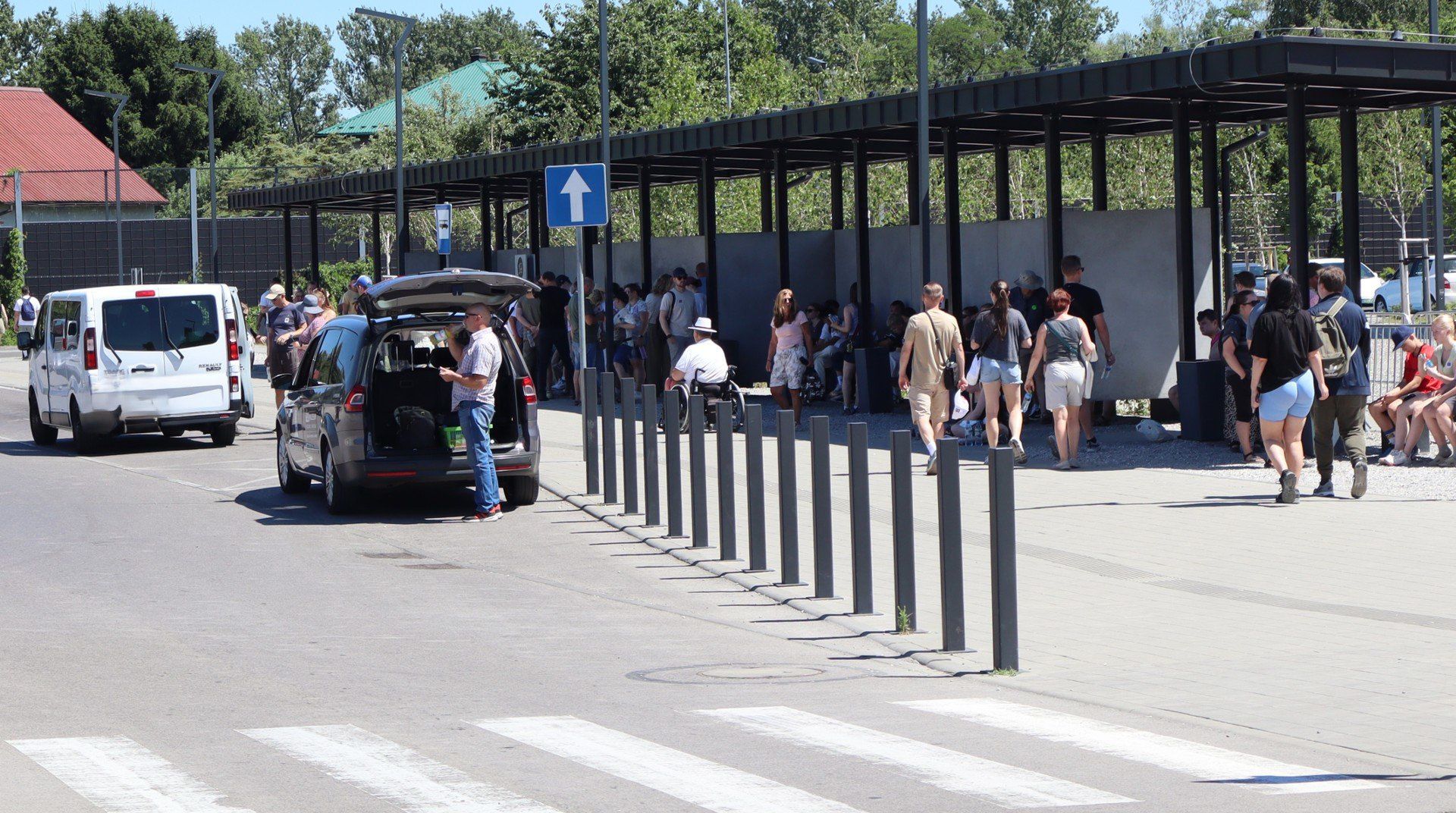 Z tego przystanku na terenie parkingu przy Muzeum Auschwitz można pojechać specjalnym autobusem do oddalonej od 3,5 km Brzezinki