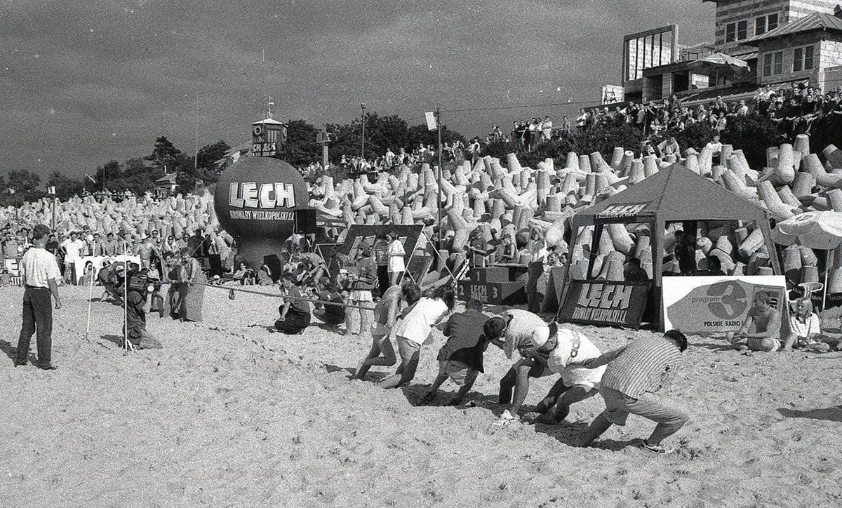 Przeciąganie liny i inne plażowe konkurencje sportowe były świetnym sposobem na rozruszanie się po „plażingu”