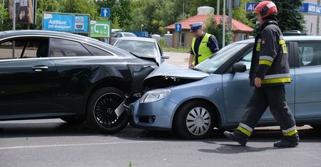 Uderzyła skodą w tył mercedesa, który zatrzymał się przed przejściem dla pieszych