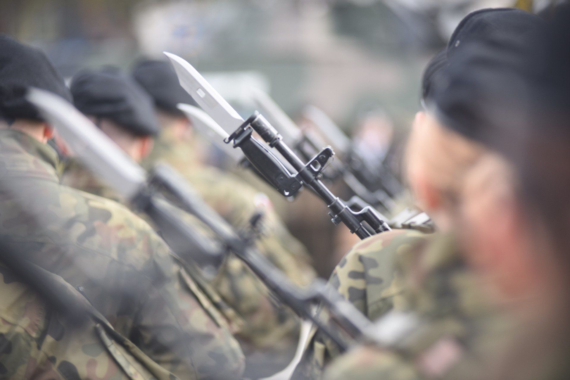 Kapral w wojsku zarabia 5160 zł. Minimalna emerytura po 15 latach służby wynosi 2064 zł, natomiast maksymalna po 30 latach to 3870 zł.