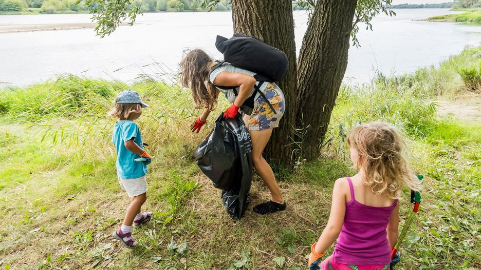 Migawka ze sprzątania brzegu Wisły na wysokości Fordonu