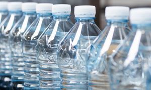 Pijesz wodę gazowaną? Te osoby powinny wykluczyć ją z codziennej diety