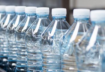 Pijesz wodę gazowaną? Te osoby powinny wykluczyć ją z codziennej diety