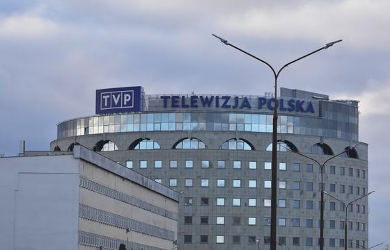 Skąd pieniądze biorą media publiczne w Europie? TVP w samym środku