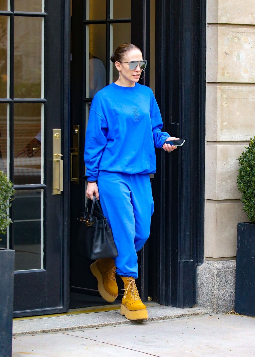 Jennifer Lopez wychodzi z nowojorskiego apartamentu