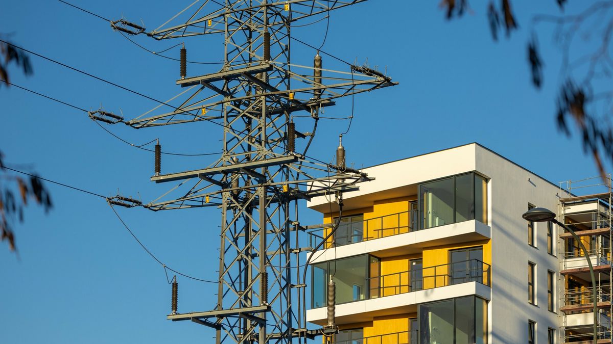 Stock Arkadiusz Zió?ek
Fot. Arkadiusz Ziolek/East News
n/z Slup wysokiego napiecia na tle bloku mieszkalnego.
ARKADIUSZ ZIOLEK