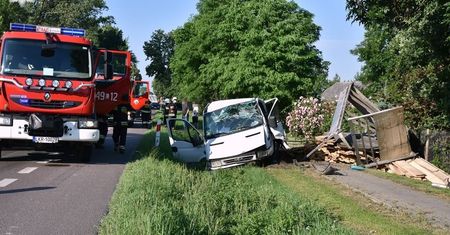 Wypadek w Wilkołazie. Samochód dostawczy zjechał z drogi i uderzył w przepust
