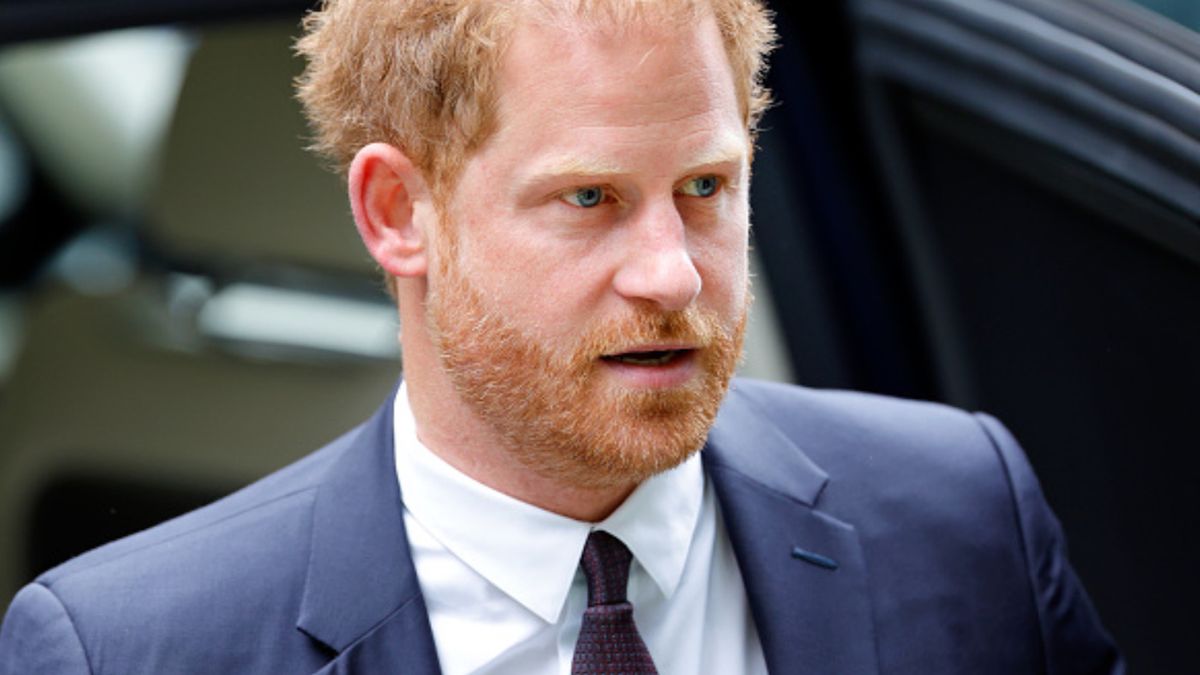 Książę Harry nie miał łatwego dzieciństwa. Przyczyniły się do tego m.in. media, które regularnie opisywały jego rodzinę