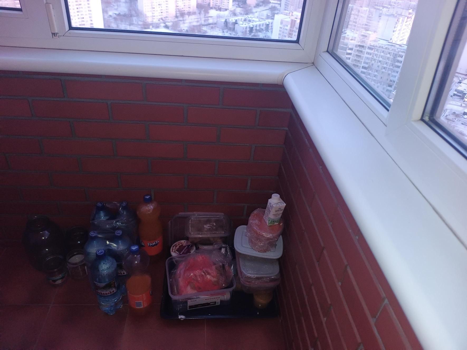 Prowizoryczna lodówka na balkonie