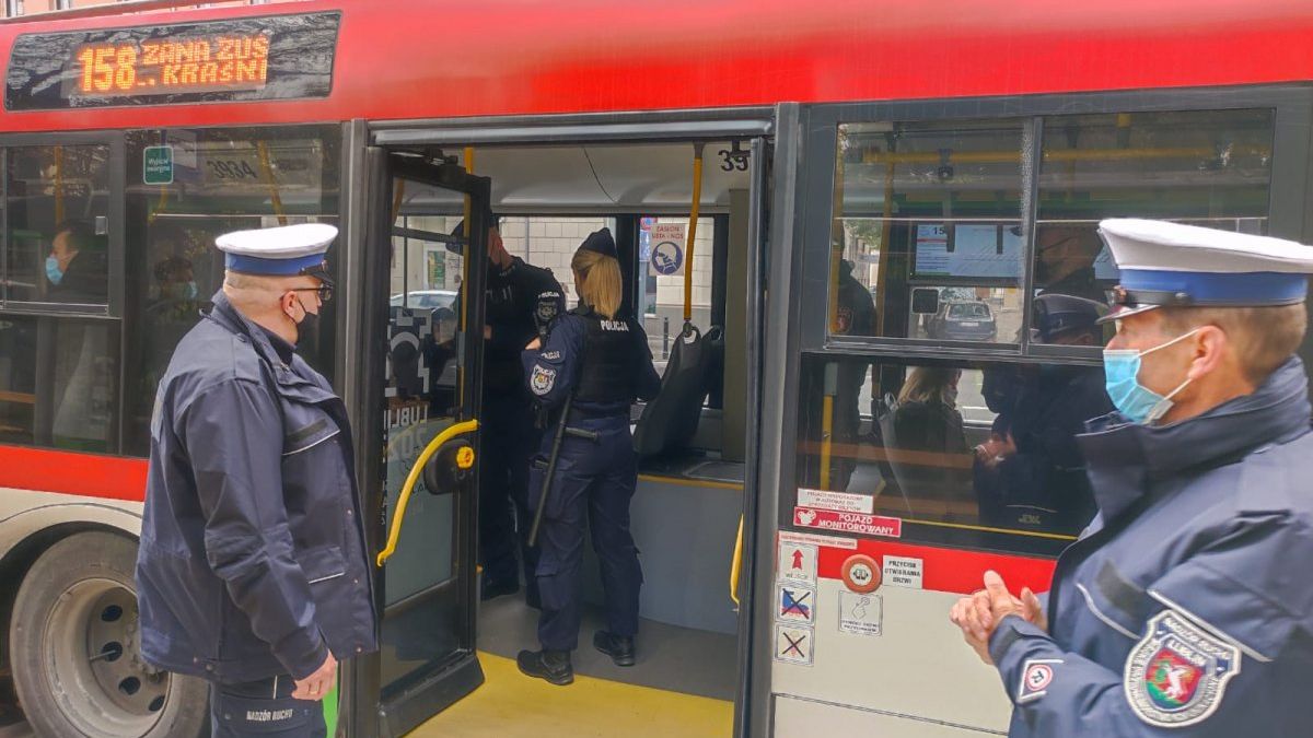 Kontrola maseczek w autobusie