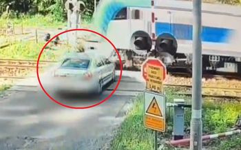 Skoda uderzyła w pociąg. Nagranie z Opolszczyzny