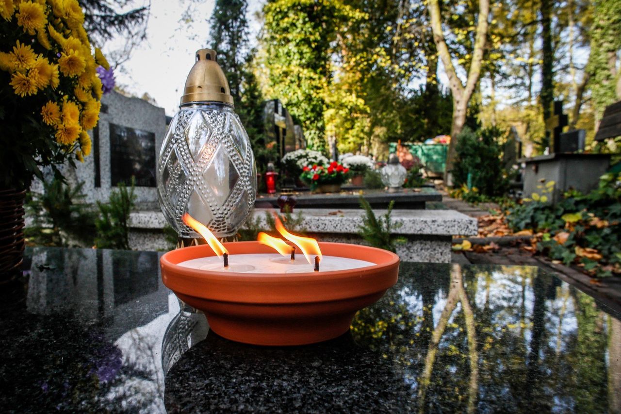 Tak wyglądają modne nagrobki w 2025 roku. Minimalizm, kamień, a może szkło?