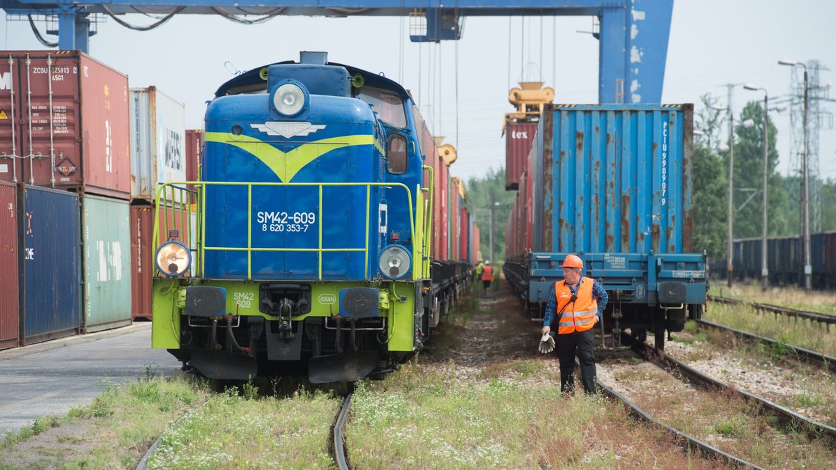 Poci�g do Chin
Grzegorz Micha�owski
chin, do chin, kontenery, poci�g, transport, export, kolej, kontener, linia cargo, terminal kontenerowy, wagon