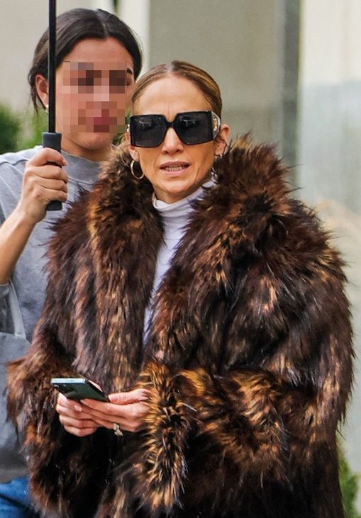 Jennifer Lopez paraduje w futrze po Nowym Jorku