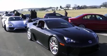 Porsche 918 Spyder miażdży Lexusa LFA na prostej [WIDEO]