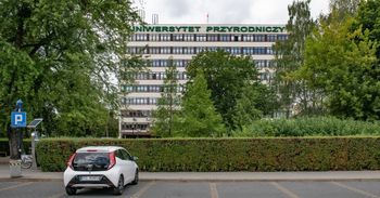 Dziekan miał molestować studentki. Uniwersytet Przyrodniczy w Poznaniu podjął kolejne kroki. "Został odsunięty od prowadzenia zajęć"