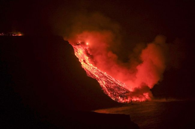 Lawa z Cumbre Vieja dotarła do oceanu 9 dni po pierwszej erupcji wulkanu