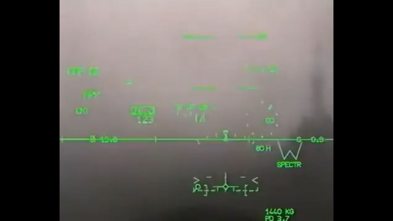 Rafale M lądujący podczas gęstej mgły na lotniskowcu.