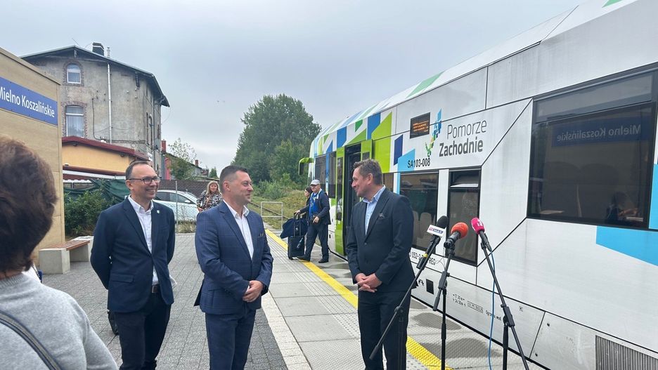 Szynobus i dworzec Mielno