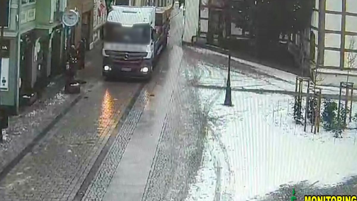 Kierowca ciężarówki wjechał na deptak i utknął